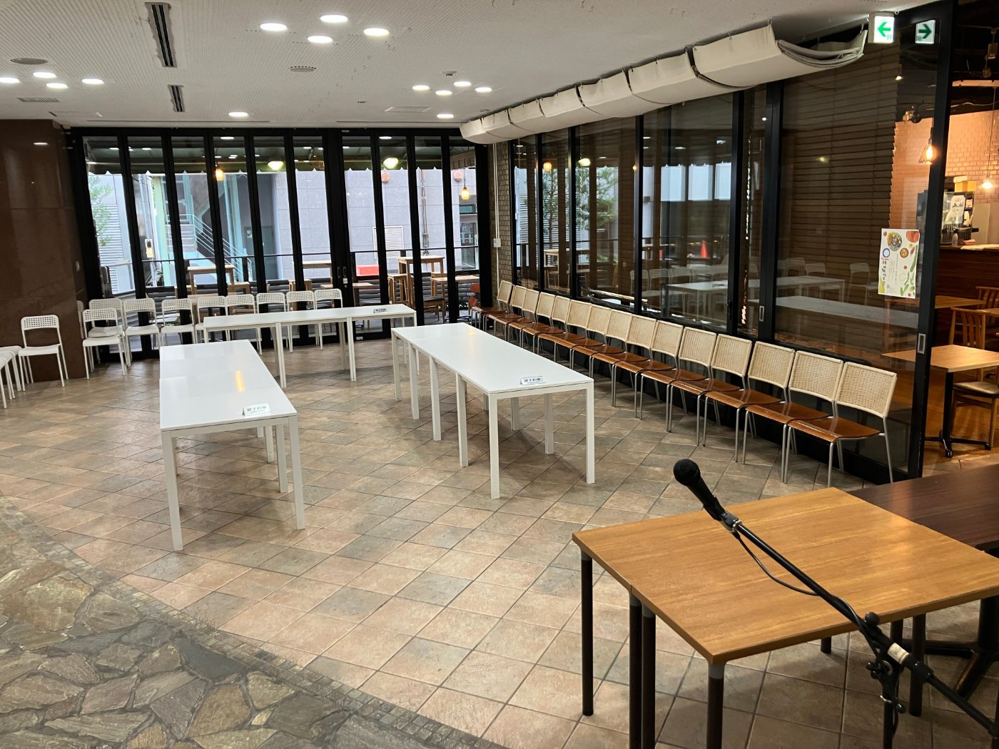 着席スタイルの会場
